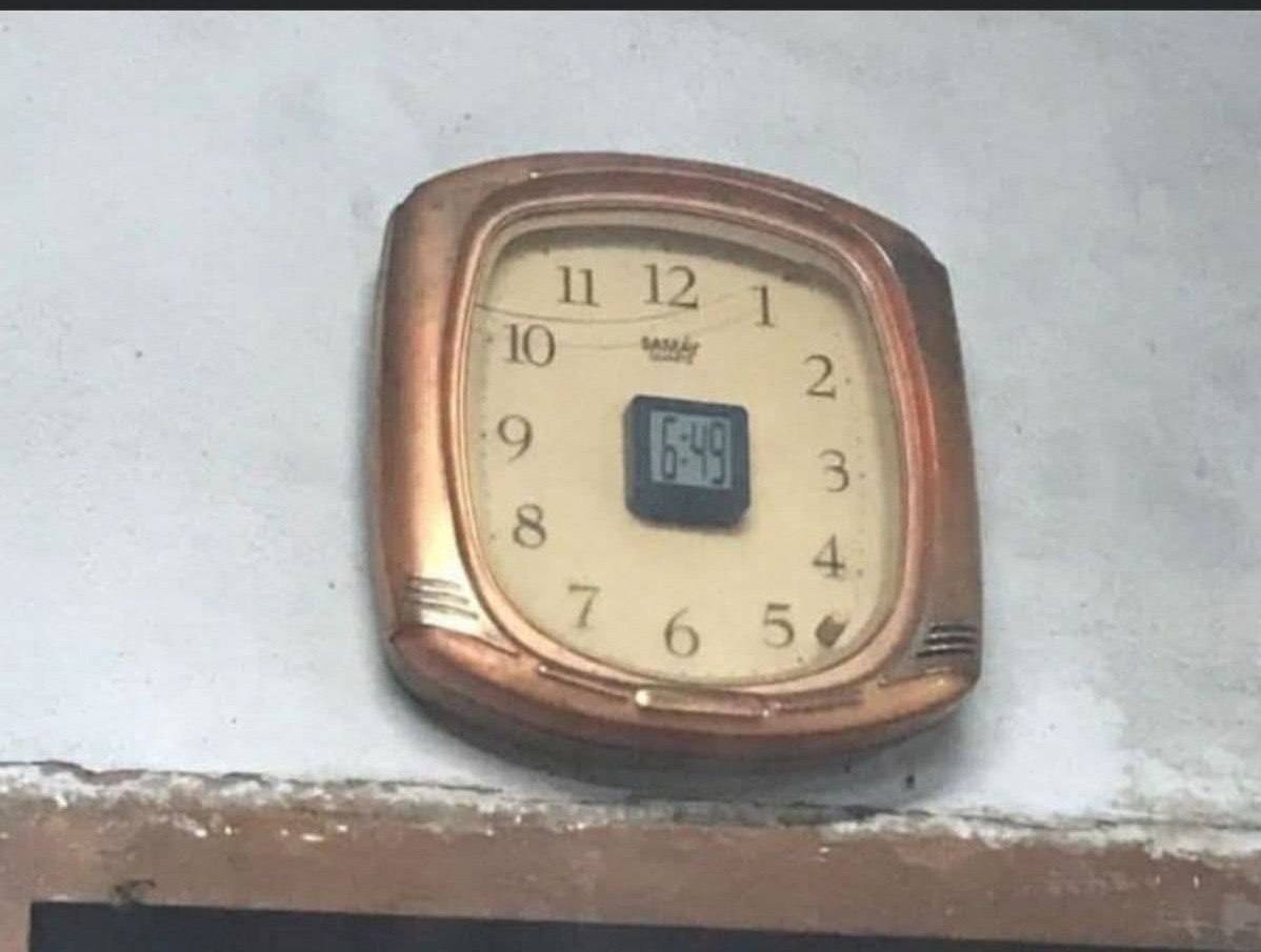 Зумеры снова всех удивили. На этот раз они представили часы 2 в 1, которые, по их словам, — «чудо инженерной мысли». Что же это за гаджет? Проще говоря, это часы, которые можно использовать как наручные, а при необходимости превратить в настольные. 🤯 «Это не просто часы, это стиль жизни», — заявляют создатели. Но давайте будем честными: кому это вообще нужно? Большинство из нас уже давно перешли на смартфоны, а часы остались скорее аксессуаром, чем необходимостью. Тем не менее, идея интересная. Возможно, это начало новой эры в мире гаджетов. Или просто очередной тренд, который исчезнет так же быстро, как и появился. Время покажет. ⏳ А вы бы купили такие часы?. Зумеры, Гаджеты, Технологии, Часы, Инновации