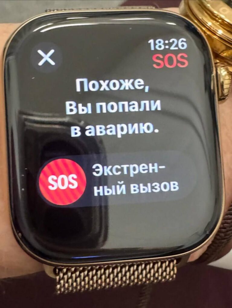 Apple Watch снова доказали свою полезность. В Москве произошло ДТП, в котором пассажирка такси потеряла телефон при ударе. Но её Apple Watch не подвели — сработал датчик, и часы автоматически вызвали скорую помощь. 🚑 Женщину госпитализировали, к счастью, обошлось без серьёзных травм. Это не единственный случай. Другая москвичка рассказала, что её часы предложили набрать 112, а у третьей телефон автоматически связался с избранным контактом в случае ЧП. Технологии становятся всё умнее, и это уже не просто гаджеты, а настоящие спасатели. Вывод: Apple Watch — это не только стильный аксессуар, но и важный инструмент безопасности. Кто знает, может, однажды они спасут и вашу жизнь. 🤖💡. Apple Watch, Москва, ДТП, Технологии, Скорая помощь