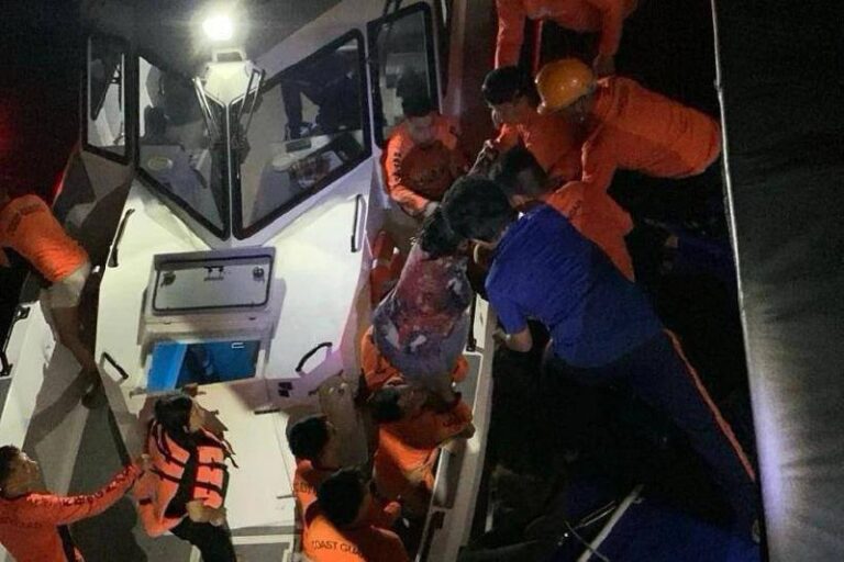Пассажирский паром затонул на юге Филиппин в ночь на 26 января. Судно следовало из Замбоанги на остров Джоло, когда произошло крушение у побережья Басилана. На борту находилось более 350 человек. По последним данным, спасательные операции завершились успешно для свыше 300 пассажиров. Однако погибшими числятся как минимум 15 человек, десятки до сих пор считаются пропавшими без вести. Причиной инцидента, по предварительной версии, стала техническая неисправность судна. Местные власти и спасательные службы продолжают расследование обстоятельств происшествия. Вопросы безопасности морских перевозок на Филиппинах вновь оказались в центре внимания. На данный момент точные причины крушения уточняются.. Филиппины, паром, крушение, Басилан, ЧП