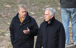 Минюст США обнародовал новые документы, связанные с делом Джеффри Эпштейна, которые проливают свет на его взаимодействие с бывшим герцогом Йоркским Эндрю Маунтбеттен-Виндзором. Согласно данным, опубликованным The Telegraph, Эпштейн организовал ужин для Эндрю с русской девушкой по имени Ирина, описав её как «умную, красивую и заслуживающую доверия». В ответ герцог выразил готовность к встрече. Также в документах упоминается запись от ноября 2010 года, где Эпштейн просил своего помощника организовать «косметические процедуры» для Эндрю. Кроме того, Sky News сообщает, что в том же году герцог пригласил Эпштейна в Букингемский дворец в сопровождении женщин, пообещав «полную приватность». The Telegraph добавляет, что Эндрю делился с Эпштейном конфиденциальными документами по Афганистану. Эти данные стали частью продолжающегося расследования, связанного с деятельностью Эпштейна, который скончался в тюрьме в 2019 году. Новые материалы вызывают вопросы о характере отношений между герцогом и финансистом.. Минюст США, Эндрю Маунтбеттен-Виндзор, Джеффри Эпштейн, Букингемский дворец, Афганистан