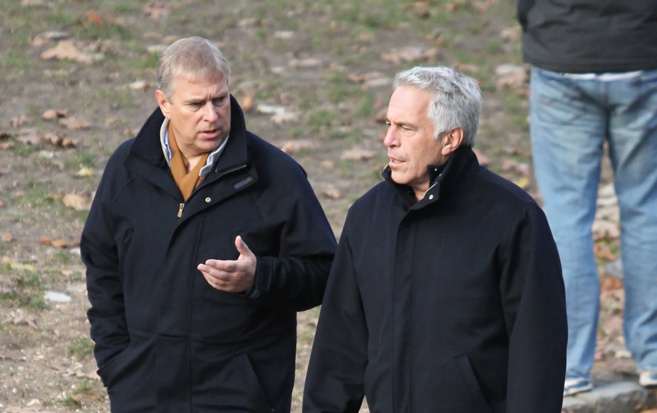 Минюст США обнародовал новые документы, связанные с делом Джеффри Эпштейна, которые проливают свет на его взаимодействие с бывшим герцогом Йоркским Эндрю Маунтбеттен-Виндзором. Согласно данным, опубликованным The Telegraph, Эпштейн организовал ужин для Эндрю с русской девушкой по имени Ирина, описав её как «умную, красивую и заслуживающую доверия». В ответ герцог выразил готовность к встрече. Также в документах упоминается запись от ноября 2010 года, где Эпштейн просил своего помощника организовать «косметические процедуры» для Эндрю. Кроме того, Sky News сообщает, что в том же году герцог пригласил Эпштейна в Букингемский дворец в сопровождении женщин, пообещав «полную приватность». The Telegraph добавляет, что Эндрю делился с Эпштейном конфиденциальными документами по Афганистану. Эти данные стали частью продолжающегося расследования, связанного с деятельностью Эпштейна, который скончался в тюрьме в 2019 году. Новые материалы вызывают вопросы о характере отношений между герцогом и финансистом.. Минюст США, Эндрю Маунтбеттен-Виндзор, Джеффри Эпштейн, Букингемский дворец, Афганистан