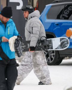 Джастин Бибер решил отвлечься от гастролей и выбрал для отдыха один из самых престижных горнолыжных курортов — Аспен. 🏔️ По данным источников, певец уже несколько дней наслаждается снежными склонами и местными развлечениями. Бибер был замечен в компании друзей, которые сопровождают его в этом зимнем приключении. 🎿 Аспен, известный своими роскошными курортами и звездными гостями, стал идеальным местом для отдыха артиста. Бибер не только катается на лыжах, но и активно проводит время в местных ресторанах и барах. 🍷 Этот визит певца уже вызвал ажиотаж среди фанатов, которые надеются увидеть его на склонах или в городе. Однако пока Бибер предпочитает оставаться в тени и наслаждаться отдыхом без лишнего внимания. 🙌 Судя по всему, певец планирует провести в Аспене еще несколько дней, прежде чем вернуться к своей насыщенной гастрольной жизни. 🎤. Джастин Бибер, Аспен, горнолыжный курорт, отдых, звезды