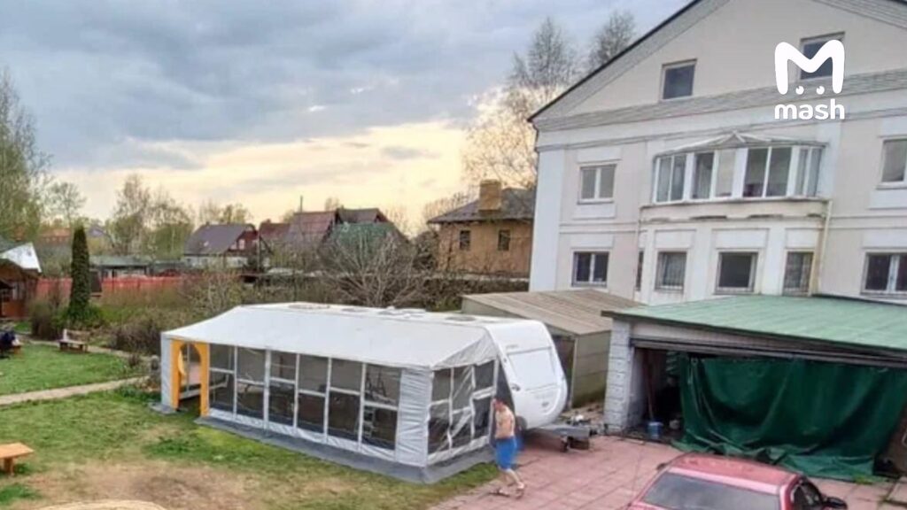 Четыре человека погибли при пожаре в хостеле в Балашихе. Возгорание произошло около 4:30 утра на втором этаже трёхэтажного частного здания. По предварительным данным, источником огня стали личные вещи и мебель в одной из комнат. На месте происшествия были обнаружены тела всех погибших. Шестерым постояльцам удалось спастись, среди них двое детей. 17-летний подросток был госпитализирован, остальным пострадавшим медицинскую помощь оказали на месте. Для ликвидации пожара были задействованы 80 человек и 27 единиц техники. Причины возгорания и обстоятельства трагедии устанавливаются. Следственные органы проводят проверку. Источник: Mash. Пожар, Балашиха, Хостел, ЧП, Спасатели