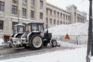 Миусская дюна, легендарный арт-объект Москвы, снова на месте. После снегопада она буквально воскресла, как феникс из пепла. Или снега. 🦅 Этот природный феномен стал символом стойкости и красоты. Москвичи уже начали фотографироваться на фоне восстановленной дюны, а соцсети заполнены восторженными постами. «Снег — лучший реставратор», — шутят местные жители. И правда, природа сама позаботилась о том, чтобы дюна вернула свой былой вид. Если вы еще не видели это чудо, самое время отправиться на Миусскую площадь. Только не забудьте теплую одежду! ❄️. Миусская дюна, Москва, Снегопад, Природа, Арт-объект