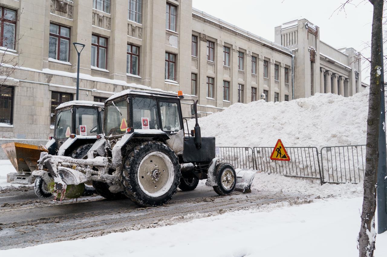 Миусская дюна, легендарный арт-объект Москвы, снова на месте. После снегопада она буквально воскресла, как феникс из пепла. Или снега. 🦅 Этот природный феномен стал символом стойкости и красоты. Москвичи уже начали фотографироваться на фоне восстановленной дюны, а соцсети заполнены восторженными постами. «Снег — лучший реставратор», — шутят местные жители. И правда, природа сама позаботилась о том, чтобы дюна вернула свой былой вид. Если вы еще не видели это чудо, самое время отправиться на Миусскую площадь. Только не забудьте теплую одежду! ❄️. Миусская дюна, Москва, Снегопад, Природа, Арт-объект