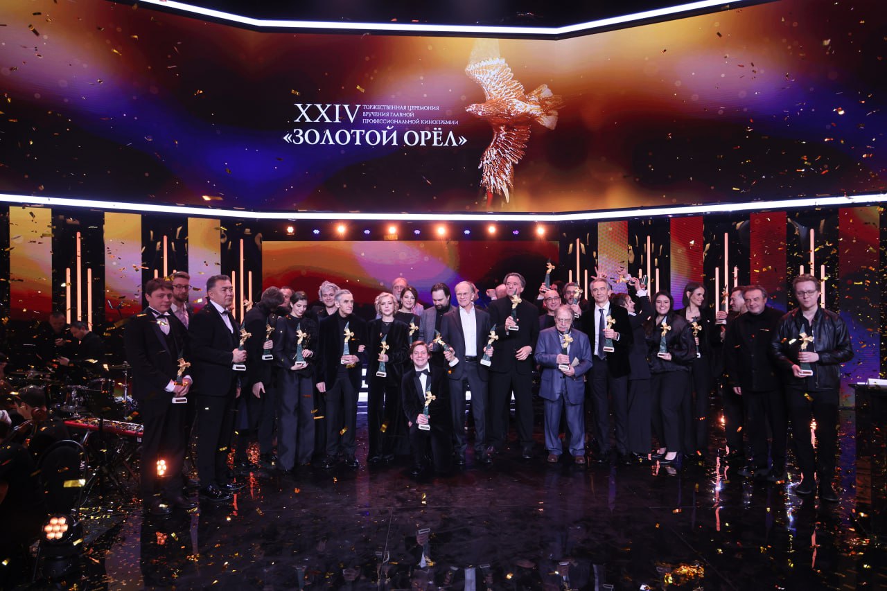 «Август» — фильм, который уже успел вызвать шум в киносообществе, взял главный приз премии «Золотой орел». Режиссеры Никита Высоцкий и Илья Лебедев создали ленту по мотивам романа Владимира Богомолова «Момент истины». Церемония прошла в первом павильоне «Мосфильма», где собралась вся киноэлита. Помимо главного приза, фильм получил еще несколько наград. Студия Online VFX Studio отличилась за лучшие визуальные эффекты, а оператор Максим Шинкоренко — за свою работу. 🎥 Фильм уже называют одним из главных событий года в российском кино. Если вы еще не смотрели, самое время наверстать. 🍿. Золотой орел, Август, Никита Высоцкий, Илья Лебедев, Мосфильм