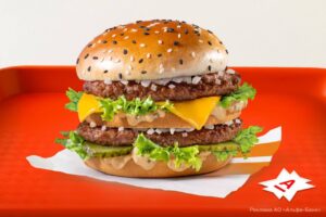 Альфа-Банк объявил о запуске специальной акции для своих клиентов. Теперь при оплате картой банка в сети ресторанов быстрого питания «Вкусно и точка» можно получить 50% кэшбэка. Для участия в акции необходимо воспользоваться мобильным приложением сети и выбрать одну из доступных опций: Акция утра, Акция дня или Сюрприз дня. При оформлении заказа на кассе или через киоск самообслуживания потребуется отсканировать QR-код. Важно, чтобы оплата была произведена картой Альфа-Банка. Акция направлена на повышение лояльности клиентов и стимулирование использования банковских карт. Подобные предложения становятся всё более популярными среди финансовых учреждений, стремящихся удержать своих пользователей в условиях растущей конкуренции на рынке.. Альфа-Банк, Вкусно и точка, кэшбэк, акции, финансы