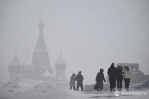 Москва, готовься к снежному апокалипсису. На этой неделе город накроет мощный снегопад, который принесет с собой не только красоту, но и проблемы. По прогнозам синоптиков, высота снежного покрова к среде достигнет полуметра. Это половина месячной нормы осадков за пару дней. 🥶 Что это значит для горожан? Во-первых, пробки станут еще хуже. Во-вторых, коммунальные службы будут работать на износ. В-третьих, всем, кто планировал прогулки или поездки, лучше пересмотреть свои планы. Совет от Лебедева: запаситесь терпением, теплой одеждой и горячим чаем. И не забывайте, что снег — это не только проблема, но и повод для зимних забав. ⛄️ Остается надеяться, что городские службы справятся с вызовами природы, а москвичи не потеряют чувство юмора.. Москва, Снегопад, Погода, Коммунальные службы, Зима