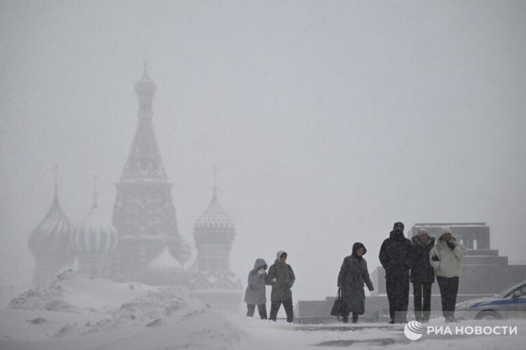 Москва, готовься к снежному апокалипсису. На этой неделе город накроет мощный снегопад, который принесет с собой не только красоту, но и проблемы. По прогнозам синоптиков, высота снежного покрова к среде достигнет полуметра. Это половина месячной нормы осадков за пару дней. 🥶 Что это значит для горожан? Во-первых, пробки станут еще хуже. Во-вторых, коммунальные службы будут работать на износ. В-третьих, всем, кто планировал прогулки или поездки, лучше пересмотреть свои планы. Совет от Лебедева: запаситесь терпением, теплой одеждой и горячим чаем. И не забывайте, что снег — это не только проблема, но и повод для зимних забав. ⛄️ Остается надеяться, что городские службы справятся с вызовами природы, а москвичи не потеряют чувство юмора.. Москва, Снегопад, Погода, Коммунальные службы, Зима