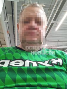 59-летний Александр из Москвы, страдающий диабетом второго типа, был признан годным к службе и может быть отправлен в зону специальной военной операции (СВО). По словам его сына, мужчина год не мог найти работу, а в ноябре увидел объявление о вакансии сборщика БПЛА в Новороссийске. Для этого требовалось заключить контракт с Минобороны и пройти медкомиссию. Куратор, связавшийся с Александром, пообещал, что проблем не возникнет, если перед осмотром тот «выпьет таблетку». После этого мужчине купили билеты в Вологду, пообещав разовую выплату в 2 миллиона рублей и зарплату в 250 тысяч. Однако вместо работы сборщиком БПЛА Александра отправили в в/ч в Курске для прохождения обучения. В декабре состояние здоровья мужчины ухудшилось, и его перевели в Гатчинскую больницу, где, помимо диабета, ишемической болезни сердца и язвы стопы, заподозрили опухоль в лёгком. Несмотря на это, в конце января Александра выписали и отправили в в/ч 11048 в Курской области. 25 января он сообщил сыну, что ему выдали бронежилет и собираются отправить в зону СВО. Родственники обратились в военную прокуратуру и Минобороны.. СВО, диабет, онкология, Минобороны, Курск