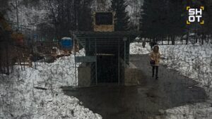 Москва, 20:00 — В районе Коньково на улице Профсоюзная произошёл инцидент, в ходе которого мужчина оказался заперт в общественной уборной. По данным источника, ситуация возникла из-за того, что консьержка покинула рабочее место, не проверив помещение. Около 20:00 мужчина, находившийся внутри уборной, обнаружил, что все двери закрыты. В попытке выбраться он связался с экстренными службами по номеру 112. На место прибыли спасатели, которые начали работы по вскрытию решётки. После успешной эвакуации мужчину осмотрели медики. Физических травм зафиксировано не было, однако специалисты отметили возможное психологическое воздействие от произошедшего. В настоящее время обстоятельства инцидента уточняются.. Москва, Коньково, Профсоюзная, происшествия, спасатели