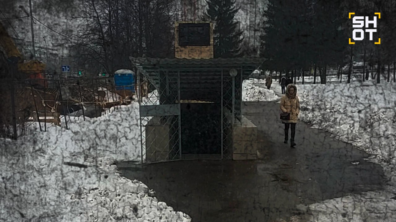 Москва, 20:00 — В районе Коньково на улице Профсоюзная произошёл инцидент, в ходе которого мужчина оказался заперт в общественной уборной. По данным источника, ситуация возникла из-за того, что консьержка покинула рабочее место, не проверив помещение. Около 20:00 мужчина, находившийся внутри уборной, обнаружил, что все двери закрыты. В попытке выбраться он связался с экстренными службами по номеру 112. На место прибыли спасатели, которые начали работы по вскрытию решётки. После успешной эвакуации мужчину осмотрели медики. Физических травм зафиксировано не было, однако специалисты отметили возможное психологическое воздействие от произошедшего. В настоящее время обстоятельства инцидента уточняются.. Москва, Коньково, Профсоюзная, происшествия, спасатели