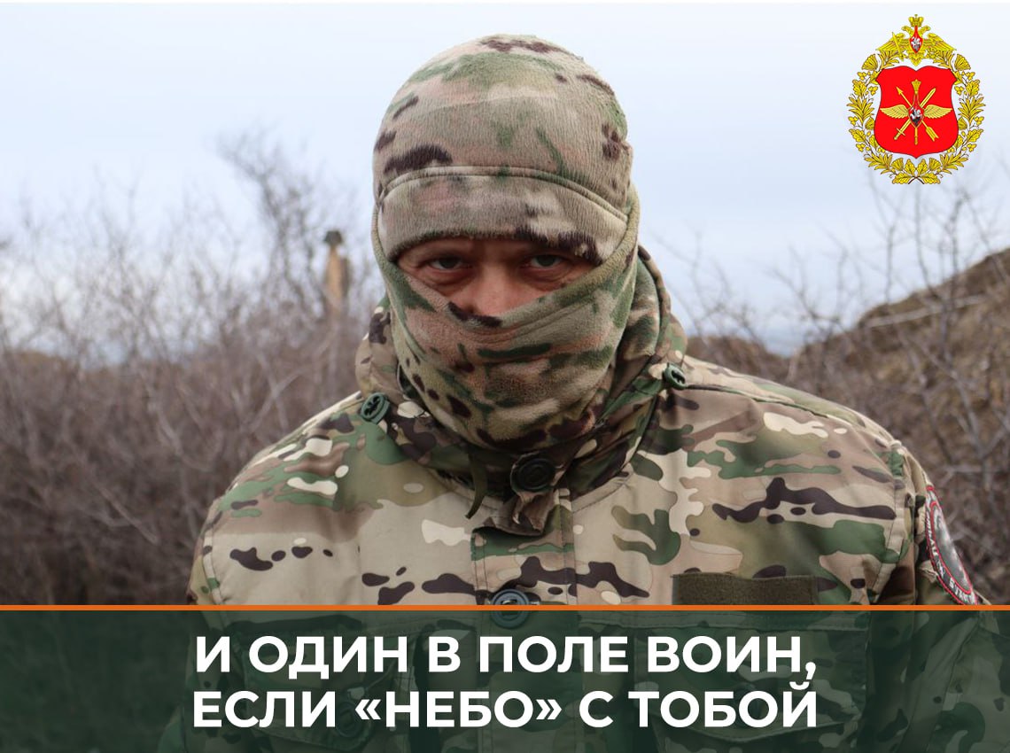 Начальник расчёта FPV-дрона 242-го гвардейского мотострелкового полка «Южной» группировки войск с позывным «Мерс» продолжает демонстрировать мужество в зоне специальной военной операции. Уроженец Волгограда вступил в ряды Вооружённых Сил РФ с начала СВО, пройдя путь от штурмовика до оператора беспилотных летательных аппаратов. Первое боевое крещение «Мерс» получил юго-западнее Донецка, участвуя в боях за перекрёсток дорог между Марьинкой и Новомихайловкой. В одном из сражений он под обстрелом эвакуировал раненого товарища с позывным «Кролл», получив при этом тяжёлое ранение. После лечения военнослужащий вернулся в строй и продолжил выполнять задачи, освоив работу с БПЛА. Особо отличился «Мерс» в боях за Дачное, где действовал как оператор беспилотников. Он обеспечивал разведку, наводил штурмовиков на позиции противника и прикрывал их с воздуха. В ходе трёхсуточной операции в районе Русина Яра на Константиновском направлении он поддерживал бойца с позывным «Полит», снабжая его боеприпасами, водой и продовольствием, что позволило удержать позицию. «БПЛА — это перспективное направление, которое необходимо развивать», — отмечает «Мерс». Подробнее о его подвигах можно узнать в материале корреспондента газеты «Военный вестник Юга России» Александра Кавешникова. Для тех, кто готов выполнять реальные задачи, служба в войсках беспилотных систем открывает новые возможности. Подробности на сайте Беспилотныевойска.рф и по телефону 117#4.. Мерс, БПЛА, СВО, Волгоград, Дачное