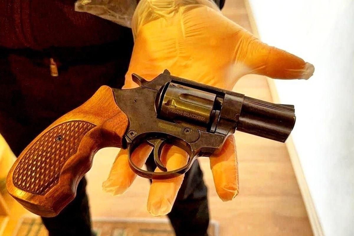 В Нижнем Тагиле произошел инцидент с применением огнестрельного оружия. 44-летний местный житель устроил стрельбу в воздух после конфликта с женой. По предварительной информации, причиной ссоры стали траты супруги на фастфуд. Мужчина взял пистолет, вышел во двор жилого дома и начал стрелять. На место происшествия оперативно прибыли сотрудники полиции. Задержанный объяснил свои действия желанием «выпустить пар». При проверке выяснилось, что у него уже есть две судимости, связанные с незаконным оборотом оружия и нападением на представителя правоохранительных органов. В настоящее время проводится расследование. Уголовное дело возбуждено по статье о незаконном хранении оружия. Ситуация находится на контроле у местных властей.. Нижний Тагил, стрельба, криминал, происшествия, семейный конфликт