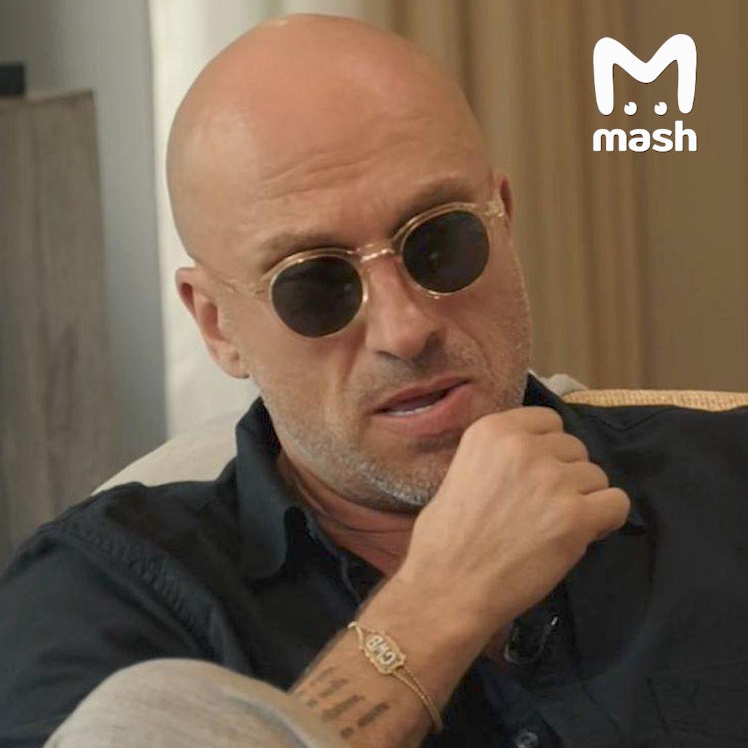 Дмитрий Нагиев решил не мелочиться и обзавёлся недвижимостью в одном из самых престижных отелей Дубая — Kempinski Palm Jumeirah. 💰 Стоимость апартаментов превысила 300 миллионов рублей. По данным Mash, актёр сделал этот шаг после начала СВО. Отель расположен на искусственном острове Пальма Джумейра, где всё пропитано роскошью: 11-километровый променад, аквапарк Aquaventure и виды на Персидский залив. 🏝️ Нагиеву пришлось заплатить не только за жильё, но и за дополнительные сборы: 4% регистрационного взноса, 10-12 тысяч рублей за документы и 85 тысяч за перевод права собственности. В итоге актёр получил эксклюзивный пляж, бассейн, консьерж-сервис и круглосуточную охрану. 🛎️ Внутри — дизайнерский ремонт, мебель от Francesco Molon и, конечно, много золота. Однако есть и минусы: общий холл, бассейн и ресторан с постояльцами отеля. Сделка стала возможной благодаря местной риелторской конторе, которая предложила скидку в обмен на два эксклюзивных интервью. 🎤 Теперь Нагиев может наслаждаться жизнью в Дубае, пока остальные обсуждают его выбор.. Дмитрий Нагиев, Дубай, Kempinski Palm Jumeirah, недвижимость, роскошь