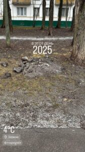 Погода в Москве год назад: вспоминаем ☀️❄️ В сети активно обсуждают, какая погода была в Москве ровно год назад. Тогда, в этот день, столбики термометров показывали +15°C, что для октября было настоящим подарком. Люди гуляли в парках, наслаждаясь последними теплыми деньками перед зимними холодами. Сегодня же ситуация кардинально иная. Температура опустилась до +5°C, а небо затянуто серыми тучами. Ветер сбивает с ног, а дождь то и дело напоминает о себе. Москвичи уже достали теплые куртки и начали готовиться к зиме. Интересно, что год назад многие предрекали аномально теплую зиму, но природа решила иначе. Зима 2022-2023 выдалась одной из самых холодных за последние годы. Так что, если вы думаете, что погода в Москве предсказуема, то вы ошибаетесь. 🌧️❄️ А какая погода была у вас год назад? Делитесь воспоминаниями в комментариях!. Москва, Погода, Климат, Воспоминания, Осень