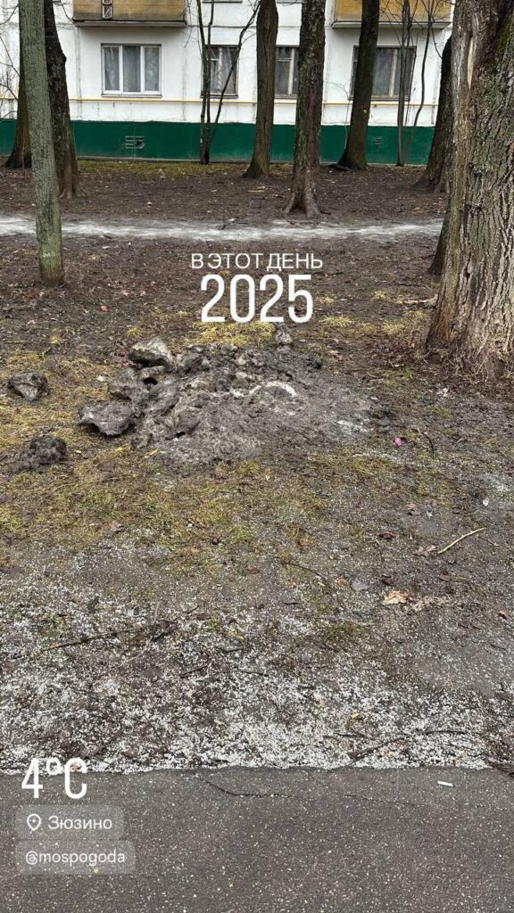 Погода в Москве год назад: вспоминаем ☀️❄️ В сети активно обсуждают, какая погода была в Москве ровно год назад. Тогда, в этот день, столбики термометров показывали +15°C, что для октября было настоящим подарком. Люди гуляли в парках, наслаждаясь последними теплыми деньками перед зимними холодами. Сегодня же ситуация кардинально иная. Температура опустилась до +5°C, а небо затянуто серыми тучами. Ветер сбивает с ног, а дождь то и дело напоминает о себе. Москвичи уже достали теплые куртки и начали готовиться к зиме. Интересно, что год назад многие предрекали аномально теплую зиму, но природа решила иначе. Зима 2022-2023 выдалась одной из самых холодных за последние годы. Так что, если вы думаете, что погода в Москве предсказуема, то вы ошибаетесь. 🌧️❄️ А какая погода была у вас год назад? Делитесь воспоминаниями в комментариях!. Москва, Погода, Климат, Воспоминания, Осень