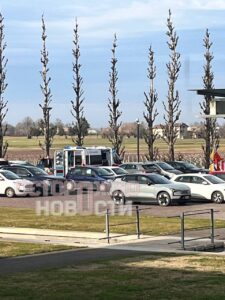 В городе Реджо-Эмилия на севере Италии произошло ЧП: парапланерист разбился на территории головного офиса компании Max Mara. По данным источников, мужчина летал на параплане над городом, но около 40 минут назад запутался в верёвках и начал снижаться. Спортсмен долго кружился в небе, после чего упал возле шоурума, где бренд презентует новые коллекции. Очевидцы, среди которых была русскоязычная сотрудница компании, рассказали, что мужчина лежал без сознания и был весь в крови. Параплан запутался в деревьях. На место происшествия оперативно прибыли медики. По предварительным данным, у пострадавшего множественные переломы и значительная потеря крови. Его состояние оценивается как крайне тяжёлое. Место падения огорожено, доступ к шоуруму ограничен.. Парапланерист, Max Mara, Реджо-Эмилия, Италия, Происшествия