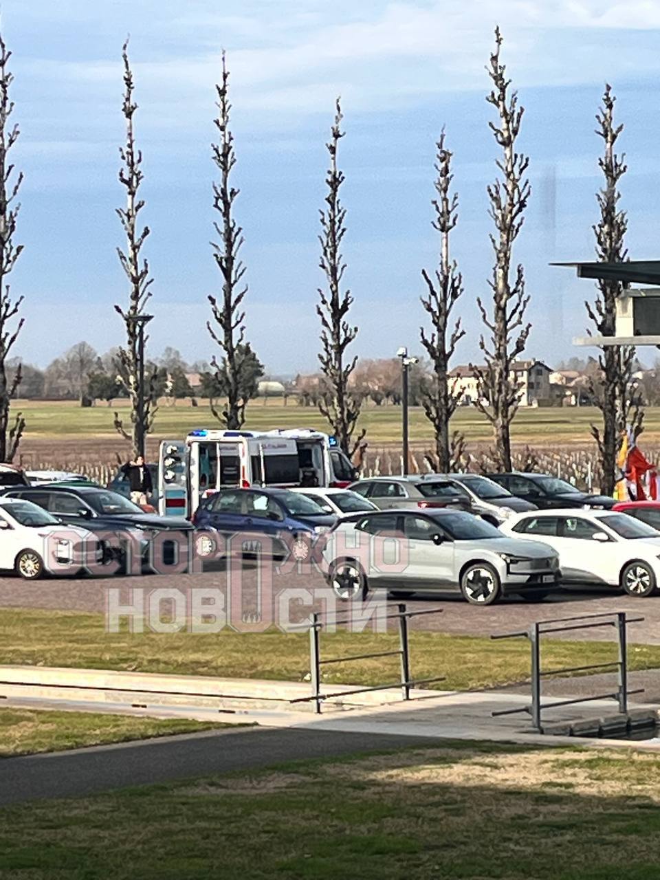 В городе Реджо-Эмилия на севере Италии произошло ЧП: парапланерист разбился на территории головного офиса компании Max Mara. По данным источников, мужчина летал на параплане над городом, но около 40 минут назад запутался в верёвках и начал снижаться. Спортсмен долго кружился в небе, после чего упал возле шоурума, где бренд презентует новые коллекции. Очевидцы, среди которых была русскоязычная сотрудница компании, рассказали, что мужчина лежал без сознания и был весь в крови. Параплан запутался в деревьях. На место происшествия оперативно прибыли медики. По предварительным данным, у пострадавшего множественные переломы и значительная потеря крови. Его состояние оценивается как крайне тяжёлое. Место падения огорожено, доступ к шоуруму ограничен.. Парапланерист, Max Mara, Реджо-Эмилия, Италия, Происшествия