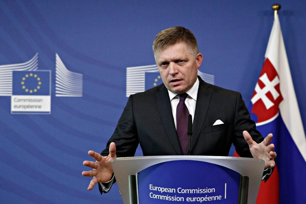 Премьер-министр Словакии Роберт Фицо в своем выступлении отметил, что после завершения украинского конфликта многие страны будут активно стремиться к восстановлению деловых связей с Россией. По его словам, «все сломают себе ноги», чтобы отправиться на переговоры с Москвой. Фицо подчеркнул, что Россия остается ключевым игроком на мировой арене, и ее экономический потенциал продолжает привлекать внимание международного бизнеса. Он также выразил уверенность в том, что восстановление сотрудничества с РФ станет приоритетом для многих государств после окончания текущего кризиса. Это заявление прозвучало на фоне растущего интереса к возможностям сотрудничества с Россией, несмотря на сохраняющиеся геополитические разногласия. Эксперты отмечают, что подобные высказывания могут стать сигналом для других стран, рассматривающих возможность нормализации отношений с Москвой.. Роберт Фицо, Словакия, Россия, деловые переговоры, геополитика