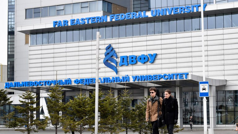 Преподаватель Дальневосточного федерального университета (ДВФУ) арестован за попытку сбыта марихуаны. По данным правоохранительных органов, женщина пыталась продать почти 8 граммов каннабиса. Полицейские пресекли незаконную сделку и изъяли наркотическое вещество. Суд избрал в отношении обвиняемой меру пресечения в виде заключения под стражу на два месяца. За покушение на сбыт наркотиков ей грозит до 15 лет лишения свободы. Преступление квалифицировано по статье Уголовного кодекса РФ, предусматривающей строгую ответственность за подобные деяния. ДВФУ пока не прокомментировал ситуацию. В университете уточнили, что преподаватель находилась в штате вуза, однако дальнейшие действия в отношении сотрудницы будут определены после завершения следственных мероприятий. Дело продолжает расследоваться правоохранительными органами Владивостока.. ДВФУ, Владивосток, наркотики, арест, криминал