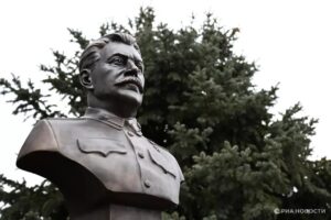 Череповец, Вологодская область. Еще один памятник Сталину появится на карте России. На этот раз монумент возведут в Череповце, на перекрестке улиц Металлургов и Сталеваров. 🏭 Как заявил губернатор Филимонов, памятник посвящен истории строительства металлургического комбината, который сыграл ключевую роль в становлении города как промышленного гиганта. 💥 Этот шаг вызывает неоднозначную реакцию. С одной стороны, Сталин ассоциируется с индустриализацией, с другой — с репрессиями. Но в Череповце решили сделать акцент на первой части. 🤔 Что дальше? Возможно, это начало новой волны установки памятников советским лидерам. Или просто локальная инициатива. В любом случае, дискуссии не избежать. 🗣️. Сталин, Череповец, Вологодская область, памятник, индустриализация