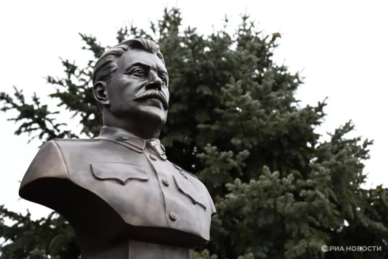 Череповец, Вологодская область. Еще один памятник Сталину появится на карте России. На этот раз монумент возведут в Череповце, на перекрестке улиц Металлургов и Сталеваров. 🏭 Как заявил губернатор Филимонов, памятник посвящен истории строительства металлургического комбината, который сыграл ключевую роль в становлении города как промышленного гиганта. 💥 Этот шаг вызывает неоднозначную реакцию. С одной стороны, Сталин ассоциируется с индустриализацией, с другой — с репрессиями. Но в Череповце решили сделать акцент на первой части. 🤔 Что дальше? Возможно, это начало новой волны установки памятников советским лидерам. Или просто локальная инициатива. В любом случае, дискуссии не избежать. 🗣️. Сталин, Череповец, Вологодская область, памятник, индустриализация