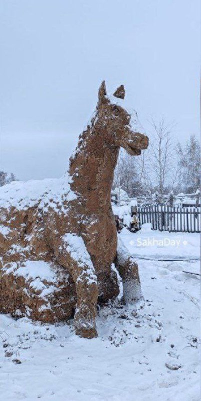 Якутия снова в деле! 🐄❄️ Там возродили древнюю зимнюю традицию — лепку фигур из замороженного навоза. Да, вы не ослышались. Это искусство, которое требует не только мастерства, но и крепких нервов. Мастером выступил Иван Боппосов, брат Михаила Боппосова, который ранее каждый год радовал россиян своими необычными работами. К сожалению, несколько лет назад у Михаила обнаружили рак, и он отошёл от дел. Мы уже начали думать, что больше не увидим творений этой семьи. Но, как оказалось, есть ещё что-то хорошее на Земле! Иван продолжил традицию, доказав, что искусство может быть буквально из чего угодно. 🎨 Так что, если вы вдруг окажетесь в Якутии зимой, не удивляйтесь, увидев замороженные шедевры. Это не просто навоз, это часть культурного наследия. ❄️. Якутия, Иван Боппосов, традиции, искусство, замороженный навоз