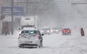 Автосоюз требует отменить штрафы за нарушение разметки зимой. 🚗❄️ Вице-президент НАС Антон Шапарин заявил, что в условиях аномальных снегопадов водители часто получают штрафы за несоблюдение разметки или выезд на выделенную полосу. При этом дорожные знаки и линии могут быть полностью скрыты под снегом. «Дорожные службы не успевают убирать снег, и разметка становится неразличимой. Это создает проблемы для водителей, которые не могут ориентироваться на дороге», — отметил Шапарин в интервью Autonews. Автосоюз просит МВД временно отменить штрафы за нарушения, связанные с разметкой, особенно зимой. В некоторых регионах России такие штрафы уже не выписывают, но в большинстве случаев водители продолжают страдать от несправедливых наказаний. Ситуация усугубляется тем, что снежные завалы занимают часть дорожного покрытия, делая невозможным соблюдение правил. ❄️🚦. Автосоюз, Штрафы, Разметка, Зима, Антон Шапарин