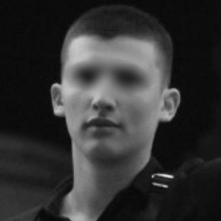 В Ростове-на-Дону произошло нападение подростка с ножом на школьницу. По предварительным данным, 17-летний Самир, бывший парень пострадавшей, пришел в лицей с холодным оружием и напал на девушку. Учителям удалось оперативно остановить агрессора. Конфликт возник на почве ревности. После расставания Самир продолжал преследовать школьницу, требуя прекратить общение с другими парнями. На следующий день он писал её одноклассникам, угрожал и требовал прислать фотографии девушки. Родители пострадавшей обратились в правоохранительные органы. Делом заинтересовался глава Следственного комитета России Александр Бастрыкин. В настоящее время ведется расследование, по результатам которого будет принято процессуальное решение. Ситуация вызвала широкий общественный резонанс. Вопросы безопасности в учебных заведениях вновь оказались в центре внимания.. Ростов-на-Дону, Самир, школьница, нападение, СК РФ