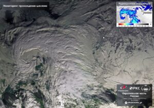 Роскосмос решил напомнить москвичам, кто тут главный в небе. 👀 На этот раз они опубликовали снимки циклона, который уже в ближайшие дни накроет столицу. 🌧️ Судя по фото, это не просто дождик, а полноценная стихия. Зонты, плащи и терпение — ваши лучшие друзья на ближайшие дни. ☔ Кстати, если вы думали, что Москва уже привыкла к капризам погоды, то этот циклон явно решил доказать обратное. Будьте готовы к пробкам, лужам и мокрым ногам. 🚗💨 Совет: проверьте, закрыты ли окна и не оставлен ли автомобиль под деревом. Иначе потом будете рассказывать истории, как вас чуть не унесло ветром. 🌬️ Источник: Роскосмос. Роскосмос, Москва, Погода, Циклон, Стихия