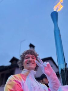 Коннор Сторри и Хадсон Уильямс, известные по проекту «Жаркое соперничество», стали частью 49-го этапа эстафеты Олимпийского огня. 🏃‍♂️🔥 Это событие прошло в живописном итальянском городе Фельтре, где звезды спорта и шоу-бизнеса собрались, чтобы поддержать олимпийское движение. Как сообщают организаторы, Сторри и Уильямс с честью пронесли факелы, символизирующие мир и единство. Итальянская публика встретила их с восторгом, а местные СМИ уже окрестили этот этап одним из самых ярких за всю историю эстафеты. 🇮🇹✨ Кстати, если вы думаете, что это просто прогулка с факелом, то ошибаетесь. Эстафета — это настоящий марафон, требующий физической подготовки и выносливости. Но, судя по всему, наши герои справились на отлично. 👏 Так что, если вы вдруг задумались, куда пропали Сторри и Уильямс из ваших телевизоров, теперь вы знаете — они зажигали огонь Олимпиады! 🔥. Коннор Сторри, Хадсон Уильямс, Олимпийский огонь, Фельтре, Жаркое соперничество