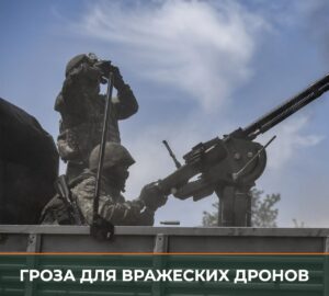 Начальник ПВО с позывным «Сидр», профессиональный военный, вернувшийся в строй из запаса, продолжает демонстрировать высокий уровень профессионализма на Запорожском направлении. Офицер, выпускник Челябинского высшего танкового командного училища, ранее служил на Северном флоте, где освоил применение зенитных установок и ПЗРК. С октября 2022 года «Сидр» участвует в специальной военной операции, руководя полком, который непрерывно сражается на Запорожском направлении. Он отвечает за боевое применение всех средств ПВО в части, занимается укомплектованием подразделений и подготовкой личного состава. Инициатива по организации противовоздушной обороны была поддержана заместителем командира полка, который активно продвигал это направление. Одним из наиболее значимых достижений «Сидра» стало уничтожение 28 ударных БПЛА противника за одну ночь. Подробности об этом успехе освещены в материале корреспондента «Красной звезды» Амира Мингалиева. Офицер продолжает укреплять обороноспособность на ключевом участке фронта.. Сидр, ПВО, Запорожское направление, СВО, Красная звезда
