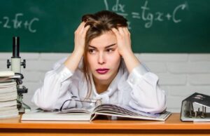 Нейросети — это не только прогресс, но и новое зло. В Великобритании 8-летняя девочка сгенерировала групповое секс-видео с участием своей учительницы и других педагогов. 🤯 Порно мгновенно разлетелось по WhatsApp-чатам школы. Учительница, проработавшая 20 лет, сразу же уволилась. Но самое страшное — ни полиция, ни соцслужбы не могут ничего сделать. Девочке просто провели беседу с родителями, а видео уже невозможно удалить из сети. Это только начало. Технологии развиваются, а законы не успевают. Что будет дальше? 💻 Источник: example.com. нейросети, Великобритания, дети, порнография, учителя