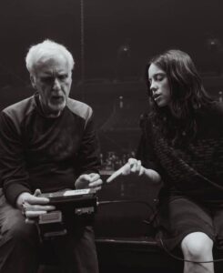 Билли Айлиш снова заставила фанатов ждать. 🎬 Релиз её 3D-фильма «HIT ME HARD AND SOFT (LIVE IN 3D)» перенесли на 8 мая. Причина банальна — команда не успела доделать монтаж. Судя по всему, создатели решили не торопиться и довести проект до ума, чтобы зрители получили качественный продукт. Но фанаты, конечно, уже нервничают. 😤 Это не первый случай, когда релиз переносят из-за технических сложностей. Впрочем, для Билли это скорее норма — её проекты всегда требуют времени и внимания к деталям. 🎧 Остаётся только ждать и надеяться, что новый срок не сдвинут ещё раз. А пока можно переслушать её последний альбом и представить, как это будет выглядеть в 3D. 🎥. Билли Айлиш, HIT ME HARD AND SOFT, 3D-фильм, музыка, кино