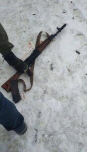 Запорожье, Украина — В городе Запорожье произошло трагическое происшествие, связанное с вооруженным нападением. По предварительным данным, мужчина, вооруженный автоматом, открыл огонь по людям, после чего покончил с собой. Украинские СМИ сообщают о наличии погибших в результате инцидента. Точное количество жертв и мотивы нападавшего пока не установлены. Правоохранительные органы проводят расследование, чтобы выяснить все обстоятельства произошедшего. Местные власти призывают граждан сохранять спокойствие и не распространять непроверенную информацию. Ситуация находится под контролем, однако подробности продолжают уточняться. Этот инцидент стал очередным напоминанием о необходимости усиления мер безопасности в общественных местах. Вопросы предотвращения подобных трагедий остаются актуальными для всех регионов.. Запорожье, вооруженное нападение, криминал, Украина, ЧП