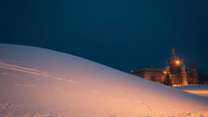 Отрадное теперь может похвастаться новой достопримечательностью — гигантской снежной дюной. 🌨️ Эта зимняя гора уже привлекает внимание местных жителей и фотографов. Судя по размерам, она может стать серьёзным конкурентом знаменитой Миусской дюне. Кто знает, может, скоро здесь начнут проводить снежные фестивали или даже соревнования по сноубордингу? 🏂 Почему это важно? Потому что такие явления — это не просто снежные кучи, а часть городского ландшафта. Они становятся точками притяжения, местами для прогулок и даже объектами для обсуждения в соцсетях. Так что, если вы ещё не видели эту дюну, самое время отправиться в Отрадное и запечатлеть её на камеру. 📸. Отрадное, снежная дюна, Москва, Миусская дюна, зимние пейзажи