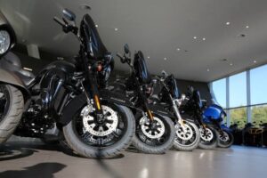 В 2025 году рынок мотоциклов в России показал значительный рост: было продано 51 тысяча единиц техники, что на 19% превышает показатели 2024 года. Основным фактором увеличения спроса стало появление доступных моделей из Китая, которые заняли нишу ушедших брендов. Согласно данным аналитиков, каждый пятый мотоцикл был продан в Москве или Московской области. На столичный регион пришлось 21% от общего объема продаж. Эксперты отмечают, что доступность китайских моделей стала ключевым драйвером роста рынка, особенно в условиях изменений в структуре предложения. Рост продаж мотоциклов также свидетельствует о повышении интереса россиян к двухколесному транспорту как к альтернативе автомобилям. Этот тренд может продолжиться в ближайшие годы, особенно с учетом развития инфраструктуры для мотоциклистов в крупных городах.. Мотоциклы, Россия, Китай, Москва, Экономика