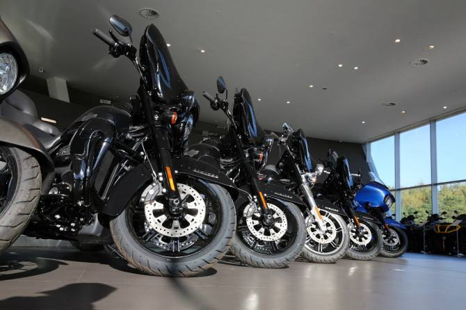 В 2025 году рынок мотоциклов в России показал значительный рост: было продано 51 тысяча единиц техники, что на 19% превышает показатели 2024 года. Основным фактором увеличения спроса стало появление доступных моделей из Китая, которые заняли нишу ушедших брендов. Согласно данным аналитиков, каждый пятый мотоцикл был продан в Москве или Московской области. На столичный регион пришлось 21% от общего объема продаж. Эксперты отмечают, что доступность китайских моделей стала ключевым драйвером роста рынка, особенно в условиях изменений в структуре предложения. Рост продаж мотоциклов также свидетельствует о повышении интереса россиян к двухколесному транспорту как к альтернативе автомобилям. Этот тренд может продолжиться в ближайшие годы, особенно с учетом развития инфраструктуры для мотоциклистов в крупных городах.. Мотоциклы, Россия, Китай, Москва, Экономика