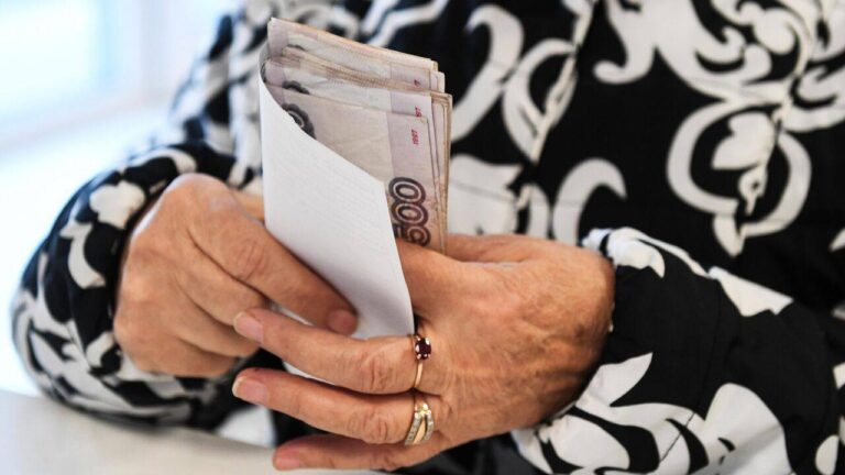 С февраля 2024 года граждане России старше 80 лет начнут получать повышенную фиксированную выплату к страховой пенсии. Размер выплаты увеличится на 100% и составит 19 169,38 рублей. Фиксированная выплата к страховой пенсии была проиндексирована на 7,6%, что соответствует текущим экономическим условиям. Однако для пенсионеров старше 80 лет предусмотрено дополнительное увеличение в два раза. Новая мера направлена на поддержку наиболее уязвимой категории граждан, которые часто сталкиваются с повышенными расходами на медицинское обслуживание и уход. Повышение пенсий станет существенным подспорьем для улучшения качества жизни пожилых людей. Напомним, что фиксированная выплата является частью страховой пенсии и устанавливается в зависимости от категории получателя. Для граждан старше 80 лет она традиционно выше, но впервые будет увеличена вдвое.. пенсии, граждане старше 80 лет, фиксированная выплата, экономика, социальная поддержка