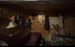 В Самарской области произошло жестокое убийство, сообщает Следственный комитет РФ. Инцидент случился в селе Кинель-Черкассы, где 76-летний пенсионер убил своего 70-летнего знакомого. По данным следствия, конфликт возник на фоне совместного распития алкоголя в бане. В ходе ссоры злоумышленник нанес пострадавшему смертельные травмы, после чего расчленил тело и выбросил его в выгребную яму. Уголовное дело возбуждено по статье «Убийство». В настоящее время решается вопрос о мере пресечения для подозреваемого. Следственные органы проводят все необходимые мероприятия для установления обстоятельств произошедшего. Этот случай стал одним из самых резонансных в регионе за последнее время. Местные жители шокированы произошедшим, учитывая возраст участников трагедии.. Самарская область, Кинель-Черкассы, убийство, пенсионер, СК РФ