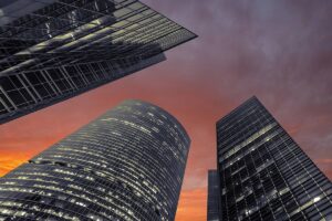 2026 год обещает быть горячим для московского рынка недвижимости. Эксперты выделили районы, где стоит присматривать квартиру уже сейчас. 🚇 Метро в помощь: Можайский район, Печатники, Пресненский, Хорошево-Мневники, Кунцево, Бирюлево и Гольяново — здесь цены взлетят на 10-15% после открытия новых станций. 💰 Минимум новостроек: Кузьминки, Ясенево, Котловка, Коптево, Сокол, Восточное Измайлово, Тимирязевский и Гагаринский. Конкуренция низкая, а значит, перепродажа будет выгодной. 🏡 Новая Москва: Здесь дешевле, но перспективнее. Средняя цена за квадрат в новостройках — 358 тыс. руб., на вторичке — 280 тыс. руб. 🏗️ Большой Сити: Беговой, Хорошевский, Филевский Парк — районы, где элитное жилье пока не представлено, но потенциал огромен. 🏙️ Вывод: Покупайте там, где метро строят, новостроек мало, а цены пока не взлетели. Подробнее — в материале РБК Недвижимость.. Москва, Недвижимость, Метро, Новая Москва, Большой Сити