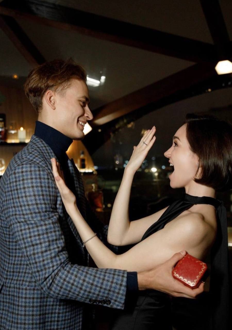 Женя Медведева официально вступила в фазу подготовки к свадьбе. Фигуристка примеряет свадебное платье, и, судя по всему, это будет настоящий шедевр. 🎉 Напомним, что в ноябре 2022 года её возлюбленный, танцор Ильдар Гайнутдинов, сделал ей предложение. С тех пор пара активно готовится к главному событию в их жизни. 💍 Женя всегда отличалась изысканным вкусом, и её свадебный образ, вероятно, станет одним из самых обсуждаемых в этом году. Остаётся только догадываться, какой стиль она выберет: классический, современный или что-то совершенно неожиданное. 👗 Пока детали свадьбы держатся в секрете, но одно можно сказать точно — это будет незабываемое событие. Следите за обновлениями! ✨. Женя Медведева, Ильдар Гайнутдинов, свадьба, фигурное катание, мода