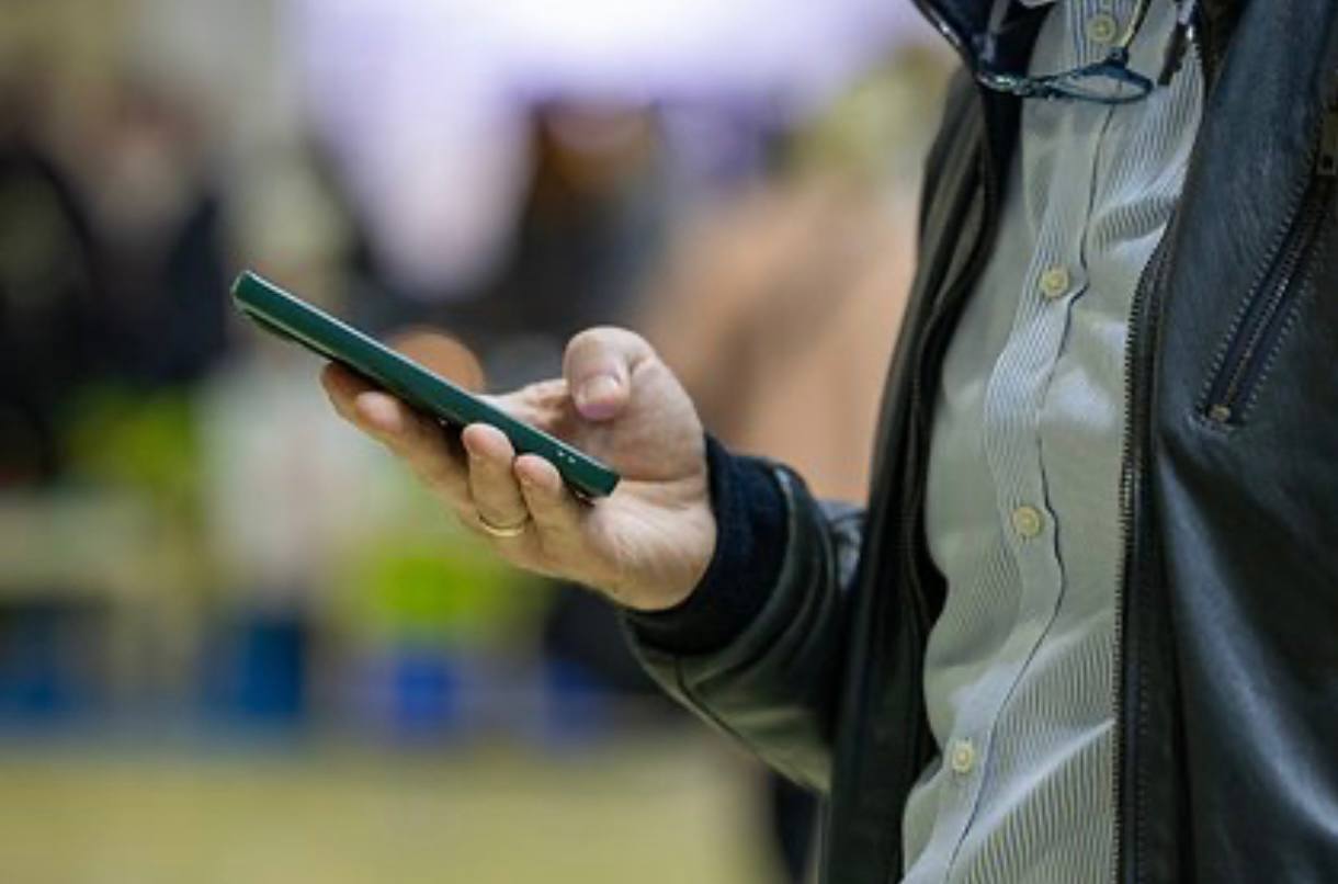 ВКонтакте — это не просто соцсеть, это образ жизни для россиян. Согласно данным РИА Новости, среднестатистический пользователь проводит здесь 64 минуты в день. Это больше, чем в Telegram (45 минут) и Instagram* (43 минуты). Особенно выделяется возрастная группа 25–34 лет, которая тратит на платформу 76 минут ежедневно. Видимо, там есть что-то, что заставляет возвращаться снова и снова. 🤔 Интересно, что Instagram*, принадлежащий запрещенной в РФ компании Meta, все еще держится на плаву, но явно проигрывает отечественному гиганту. Telegram, хоть и популярен, но до лидера ему далеко. Так что, если вы думали, что ВКонтакте — это вчерашний день, то цифры говорят обратное. 💥. ВКонтакте, Telegram, Instagram, Соцсети, Россия