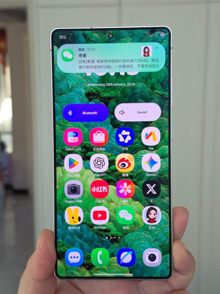Samsung сделал то, о чём многие мечтали, но не верили, что это возможно. В новом Galaxy S26 появится встроенная защита от подглядывания на уведомления. 🚀 Представьте: вы получаете сообщение от банка. Вы видите цифры и текст, а все вокруг — лишь чёрный прямоугольник. Никаких случайных взглядов в метро или кафе. 🤯 Как это работает? Тайна. Над технологией бились почти 5 лет, и Samsung держит принцип в секрете. Известно только, что это физика экрана, а не программная уловка. 💡 Эксклюзивная фича дебютирует в Galaxy S26, презентация которого запланирована на февраль. Готовьтесь к новой эре приватности! 🔥 #Samsung #GalaxyS26 #Технологии #Приватность #Гаджеты. Samsung, Galaxy S26, Технологии, Приватность, Гаджеты