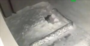 В Домодедово произошло чрезвычайное происшествие: 17-летний подросток выжил после падения с высоты 16-го этажа. Инцидент случился на улице Гагарина, где молодой человек занимался мытьем окон. По предварительным данным, подросток потерял равновесие и упал с большой высоты. Спасательные службы оперативно отреагировали на вызов и доставили пострадавшего в ближайшую больницу. Медики диагностировали у него закрытые переломы обеих бедренных костей. В настоящее время его состояние оценивается как тяжелое. Следственные органы начали проверку обстоятельств происшествия. Предполагается, что причиной падения могла стать неосторожность или отсутствие страховочных средств при работе на высоте. Родственники подростка находятся рядом с ним в больнице. Этот случай стал еще одним напоминанием о важности соблюдения мер безопасности при выполнении работ на высоте. Власти призывают граждан быть более внимательными и использовать специальное оборудование для предотвращения подобных трагедий.. Домодедово, ЧП, Подросток, Падение с высоты, Мытье окон