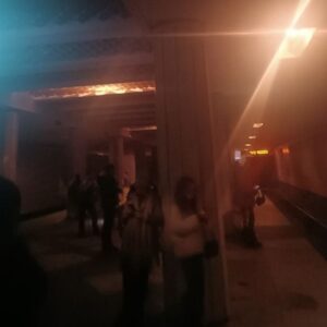 Харьков в темноте — это не метафора, а реальность. Сегодня город столкнулся с массовыми перебоями в электроснабжении. Многие районы остались без света, а там, где электричество ещё есть, наблюдаются скачки напряжения. 🚨 Метро остановлено. Да, как и в Киеве, подземка временно не работает. Тысячи людей оказались в ловушке — без транспорта и света. Местные каналы пестрят сообщениями о хаосе на улицах. 💥 Что дальше? Вопросов больше, чем ответов. Остаётся надеяться, что ситуация скоро стабилизируется. Но пока Харьков — это город, где свет стал роскошью. 🌃. Харьков, метро, перебои с электричеством, ЧП в регионах, Украина