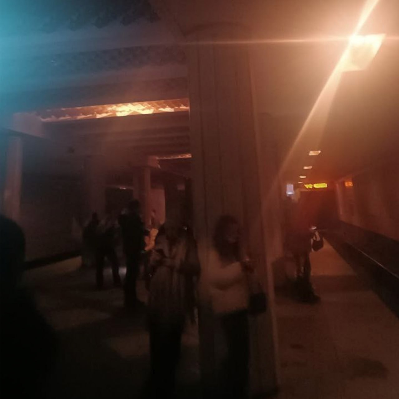 Харьков в темноте — это не метафора, а реальность. Сегодня город столкнулся с массовыми перебоями в электроснабжении. Многие районы остались без света, а там, где электричество ещё есть, наблюдаются скачки напряжения. 🚨 Метро остановлено. Да, как и в Киеве, подземка временно не работает. Тысячи людей оказались в ловушке — без транспорта и света. Местные каналы пестрят сообщениями о хаосе на улицах. 💥 Что дальше? Вопросов больше, чем ответов. Остаётся надеяться, что ситуация скоро стабилизируется. Но пока Харьков — это город, где свет стал роскошью. 🌃. Харьков, метро, перебои с электричеством, ЧП в регионах, Украина