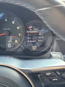 Porsche Macan зимой превращается в настоящую головную боль для владельцев. В сильные морозы генератор начинает работать некорректно, выдавая ошибки и отрицательные значения на дисплее. Речь идет о рестайлинговых моделях 2021-2022 годов. Водители жалуются на «перезаряд», «горящую электронику» и «сошедший с ума генератор». Напряжение в системе достигает 15,2-15,3 вольта и не падает даже после пробега в 50-60 км. Причина — сложная система энергоснабжения, включающая AGM-аккумулятор, «умный» генератор, датчик тока и блок управления. Когда напряжение превышает 15,5 В на прогретой машине, возникают ошибки по генератору и системе энергоснабжения. Параллельно многие сталкиваются со сбоем индикатора уровня масла, который уходит «в минус» или «в плюс». Проблема проявляется именно в морозы и, как уверяют пользователи, возникает даже на полностью исправных автомобилях. Официальных отзывных кампаний пока нет. Дилеры объясняют происходящее «особенностью работы системы». 🤷‍♂️. Porsche Macan, генератор, морозы, электроника, автомобили