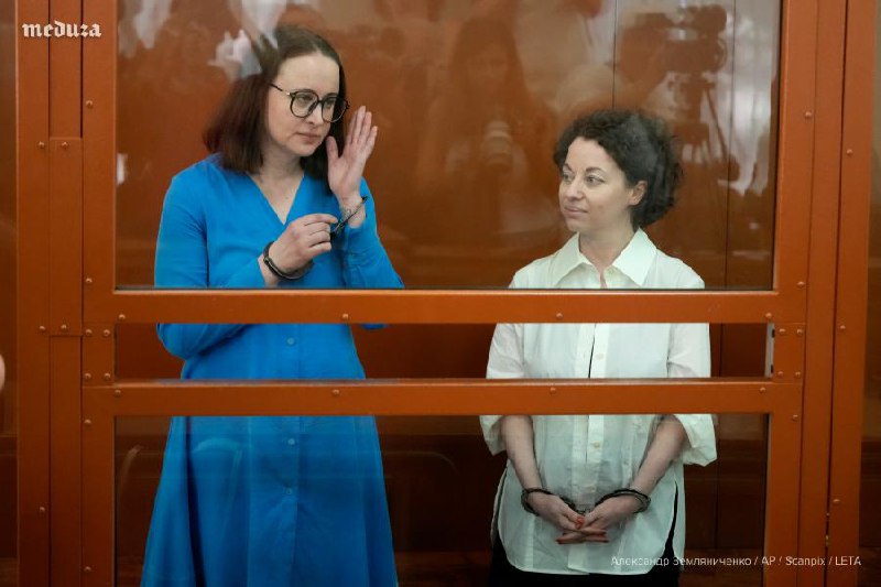 1000 дней. Именно столько Евгения Беркович и Светлана Петрийчук провели за решеткой. Их арестовали 4 мая 2023 года за спектакль «Финист ясный сокол», который власти сочли «оправданием терроризма». Ирония? Спектакль рассказывает о россиянках, обманутых террористами ИГИЛ. 🎭 Петрийчук написала пьесу, Беркович ее поставила. В 2022 году проект номинировали на «Золотую маску», и Петрийчук даже выиграла. Но вместо наград — тюремные сроки: 5 лет и 10 месяцев для Петрийчук, 5 лет и 7 месяцев для Беркович. 📜 Сейчас пьесу переводят на разные языки, стихи Беркович читают звезды. Но это слава, которой бы лучше не было. Юрий Шехватов, муж Петрийчук, опубликовал видео: «Сегодня ровно 1000 дней, как Света разлучена с семьей». На свободу она выйдет только в марте 2029 года. 💔 Если хотите поддержать их, вот реквизиты для писем: Беркович Евгения Борисовна, ИК-3, Костромская область. Петрийчук Светлана Александровна, ИК-5, Можайск, Московская область. Печально, но факт. 💬. Евгения Беркович, Светлана Петрийчук, Финист ясный сокол, Костромская область, Можайск